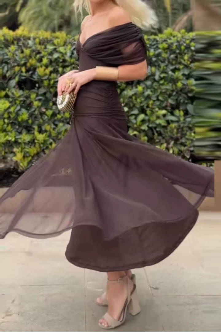 Suknelė su V formos dekoltė
