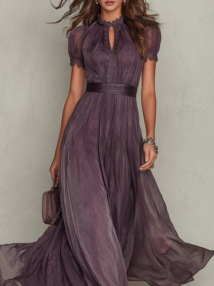 Ilga purpurinė suknelė su giliu iškirpimu